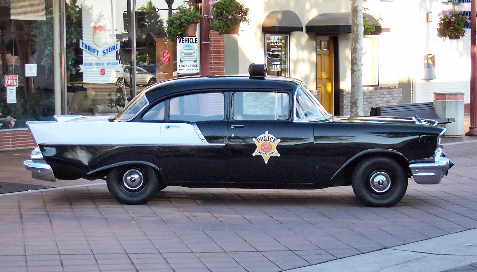 police-graphics-the-reason-why-police-cars-are-black-and-white